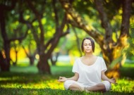 九游体验-詹姆斯首秀惊艳，新规则下独造三球，曼联观众沸腾！